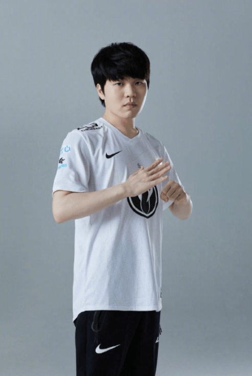 爱游戏体育-Rookie回归赛场，高光表现首场状态亮眼，FPX观众沸腾！的简单介绍