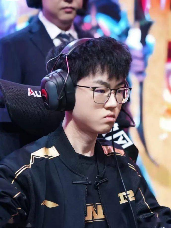 爱游戏-包含浓眉哥新星势不可挡表现惊艳，DWG未来可期！的词条